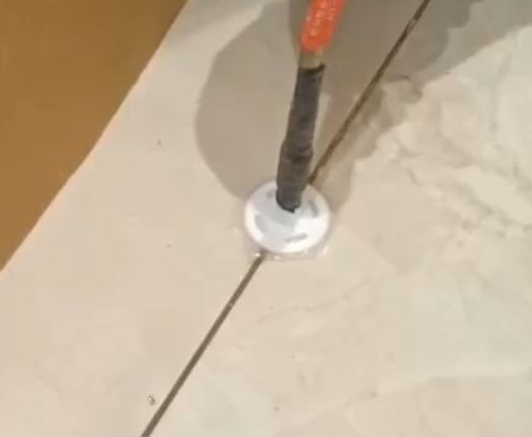 宿城瓷砖空鼓维修公司专业解答瓷砖在铺贴过程中，如果没有涂抹均匀到位的粘结材料（如水泥砂浆或瓷砖胶），可能会导致以下问题